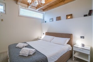 2 bedrooms, iron/ironing board, WiFi