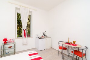 Studio (Comfort Studio Apartment with Terrace) | Dining room - Apartment Caceris (Dubrovnik)