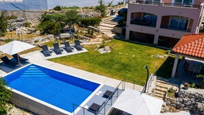 Biệt thự (Four Bedroom Villa with Terrace and S) | Hồ bơi | Hồ bơi ngoài trời phục vụ theo mùa, dù/ô trên bãi biển/hồ bơi 