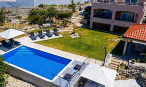 Villa (Four Bedroom Villa with Terrace and S) | Piscine | Piscine extérieure (ouverte en saison), parasols de plage