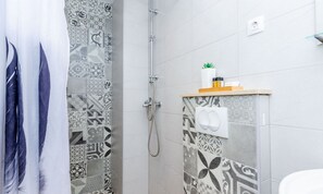 Villa (Four Bedroom Villa with Terrace and S) | Bathroom | Shower, towels - Villa Majkovica (Dubrovnik)