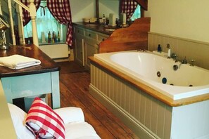 Douche, baignoire relaxante profonde, sèche-cheveux, bidet