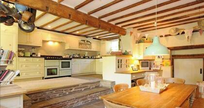 15th Century 6-bed Farmhouse, Sleeps 11, Pets Ok