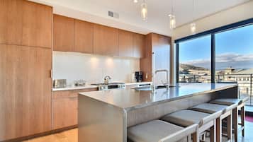 Condo, 1 Bedroom | Private kitchen | Fridge, oven, coffee/tea maker, toaster