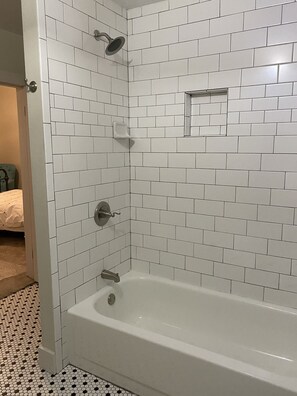 Hair dryer, towels, soap, shampoo - The White House (Sedalia)