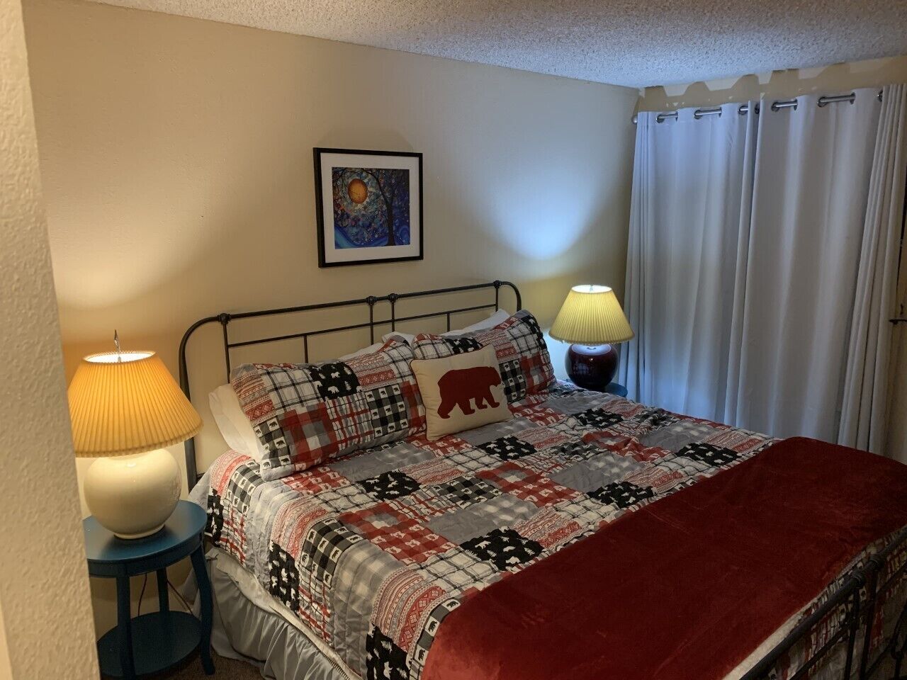2 bedrooms, desk, iron/ironing board, WiFi (free)