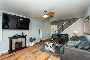 Smart TV y chimenea 