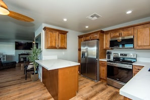 Jääkaappi, mikroaaltouuni, uuni, liesi