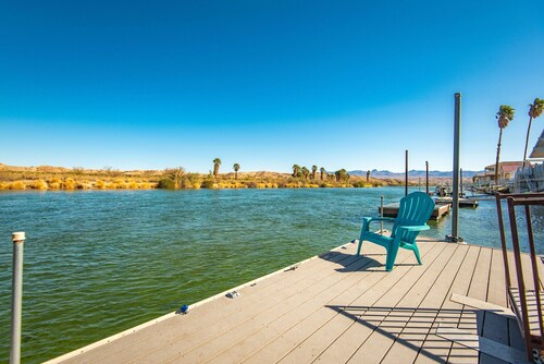 2900sf Riverfront home,no wake zone,5 bdrm, 4 bath Sleeps14,games, Sandy Beach!