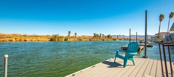 2900sf Riverfront home,no wake zone,5 bdrm, 4 bath Sleeps14,games, Sandy Beach!