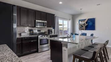 Een koelkast, een microgolfoven, een oven, een kookplaat