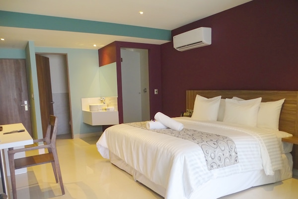 Ameublement personnalisé, bureau, fer et planche à repasser