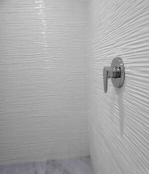 Shower, towels, soap, shampoo - Hotel Luma by Kavia Cancun (Cancun)