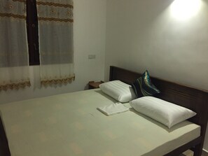 1 chambre, fer et planche Ă repasser