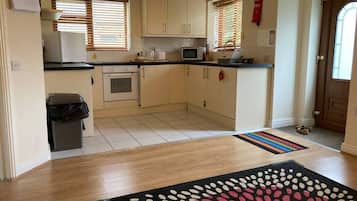 Appartement | Privékeuken | Een koelkast, een magnetron, een oven, een kookplaat