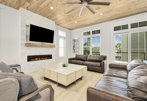 Fernseher, Kamin, Tischfußball, Stereoanlage