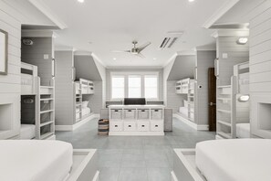 9 間睡房、熨斗/熨衫板、可攜式嬰兒床、上網
