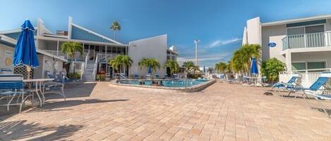 Een buitenzwembad, een verwarmd zwembad