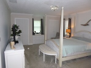 2 bedrooms, desk, WiFi, bed sheets