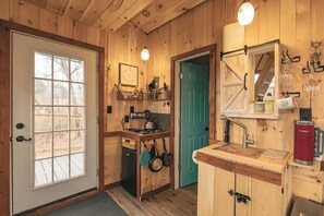 Fridge, oven, stovetop, coffee/tea maker