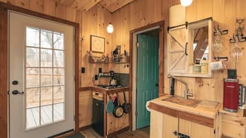 Fridge, oven, stovetop, coffee/tea maker