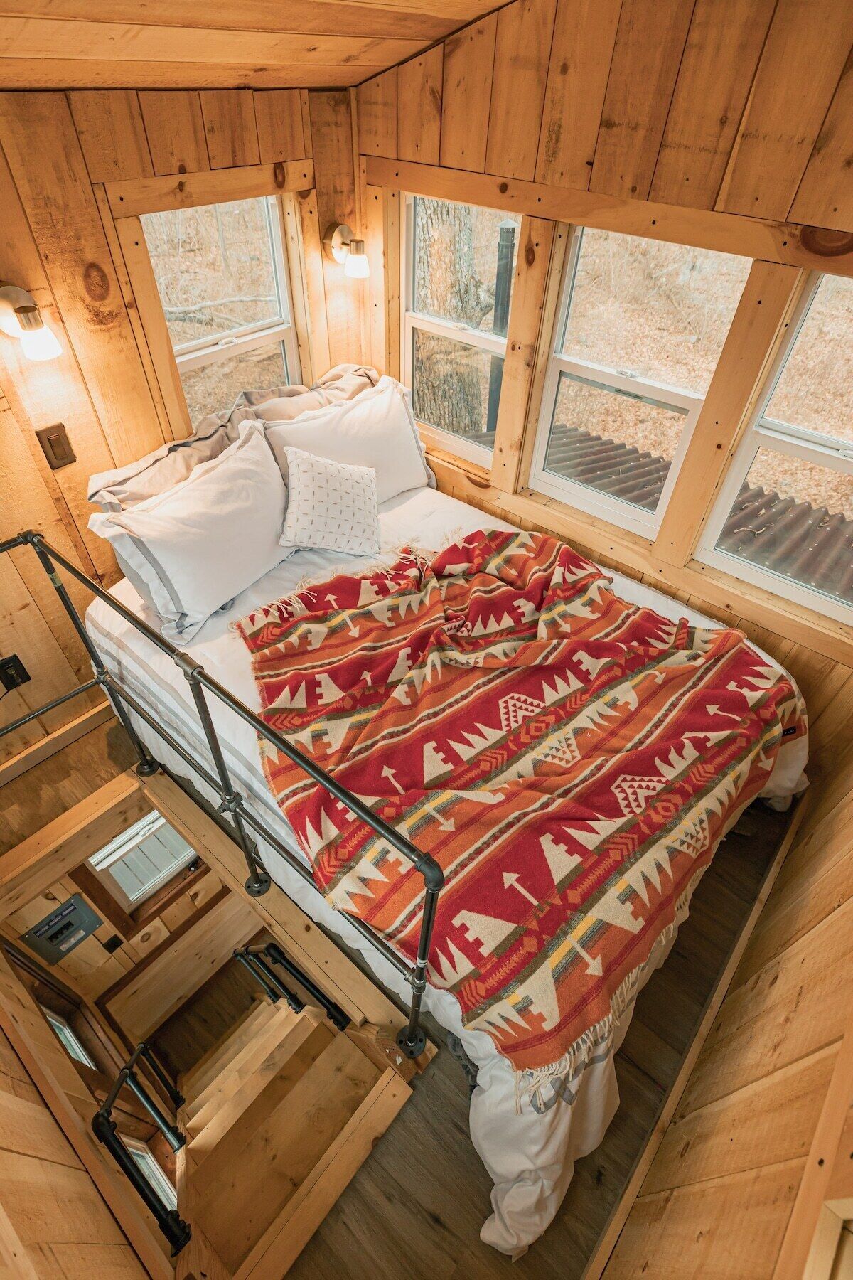 1 dormitori, escriptori i planxa i posts de planxar 