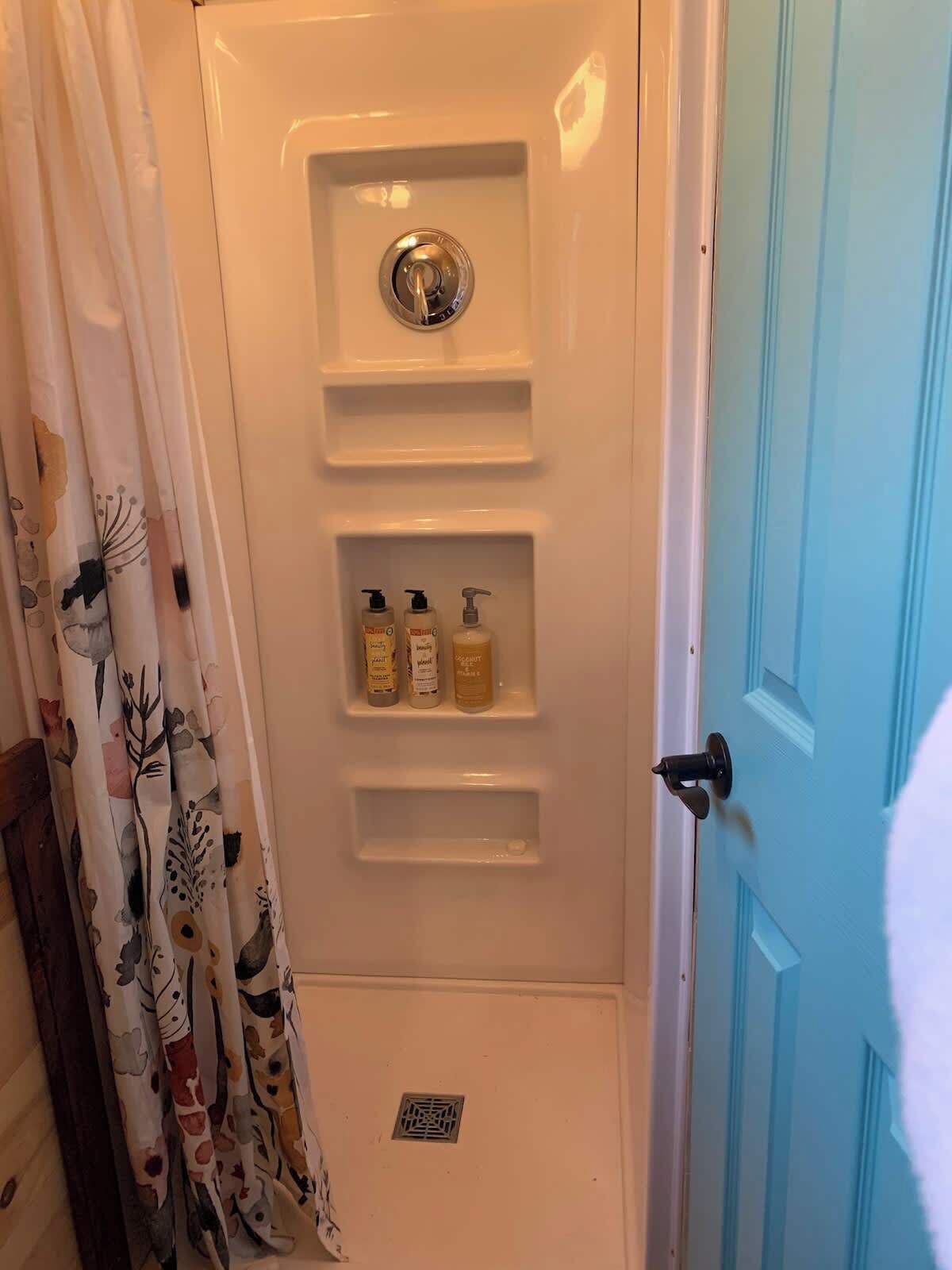 Dusche, umweltfreundliche Kosmetikartikel, Haartrockner, Handtücher
