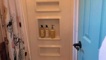 Dusche, umweltfreundliche Kosmetikartikel, Haartrockner, Handtücher