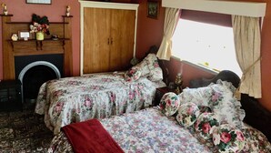 Room - Relax in style at the Catlins Retreat, historic villa in the heart of Owaka (Owaka)