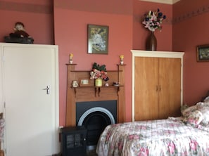 1 habitación, tabla de planchar con plancha, wifi gratis y ropa de cama
