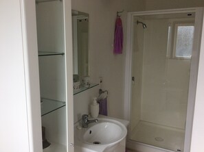 Dusch, hårtork, handdukar och tvål