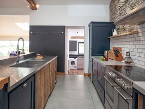 فرن، غسالة أطباق، كرسي للأطفال، مجمّد