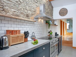 Oven, dishwasher, high chair, freezer - 3 bedroom accommodation in Blunts, near Saltash (Blunts, near Saltash)