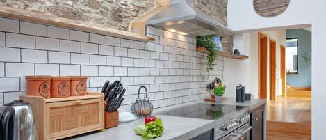Horno, lavavajillas, periquera y congelador