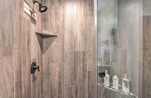 Kostenlose Toilettenartikel, Haartrockner, Handtücher