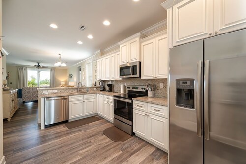 Private paradise! Gorgeous 4/3 Half duplex w/ private pool & dockage!