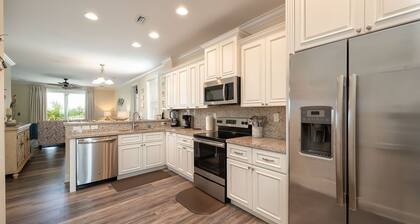 Private paradise! Gorgeous 4/3 Half duplex w/ private pool & dockage!