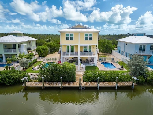 Private paradise! Gorgeous 4/3 Half duplex w/ private pool & dockage!