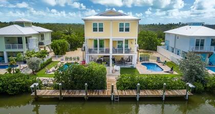 Private paradise! Gorgeous 4/3 Half duplex w/ private pool & dockage!