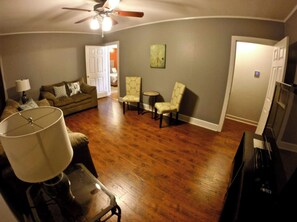 Smart-tv, een dvd-speler, tafelvoetbal en een tafeltennistafel