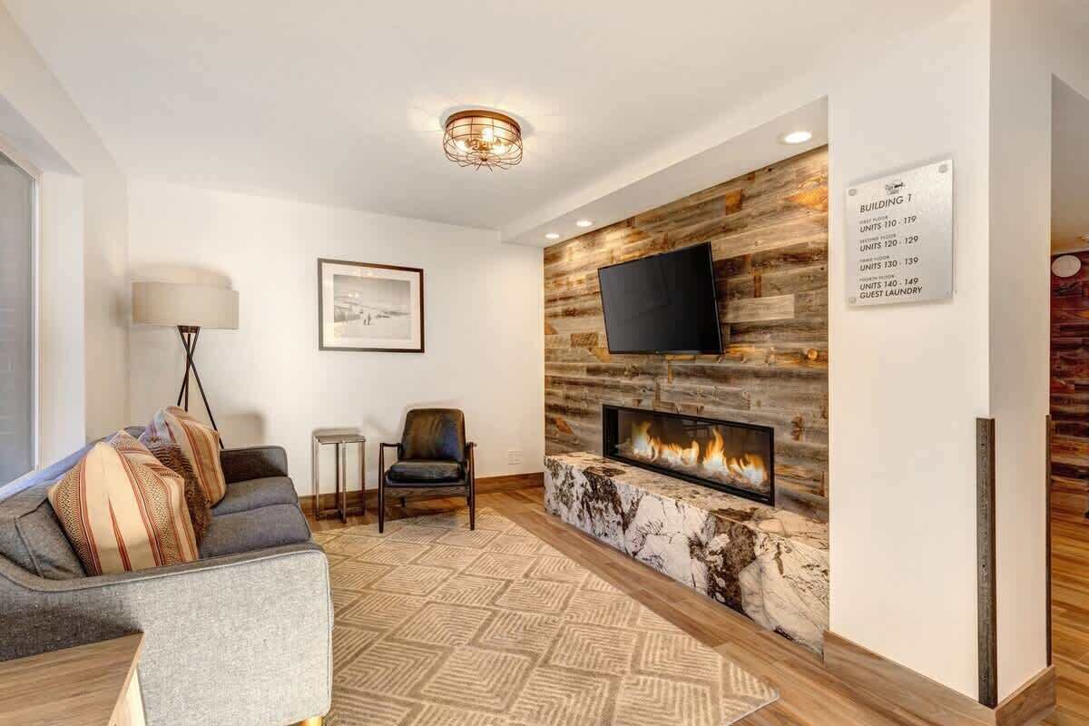 Televisie, een open haard en een kantoor