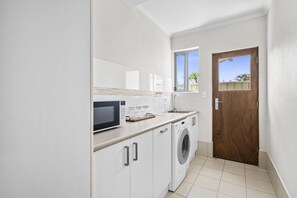 Refrigerador, microondas, cafetera y tetera y tetera eléctrica 