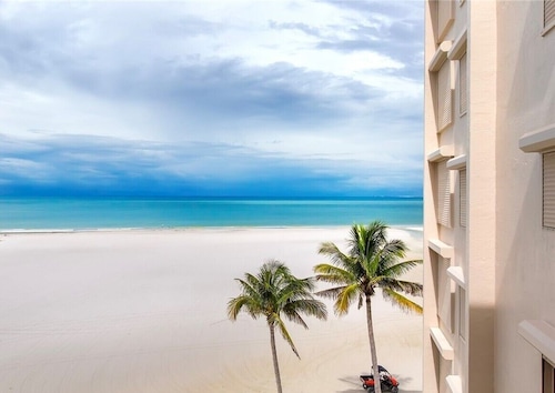 Coastal Escape ● Steps to Beach ● Sunset Views