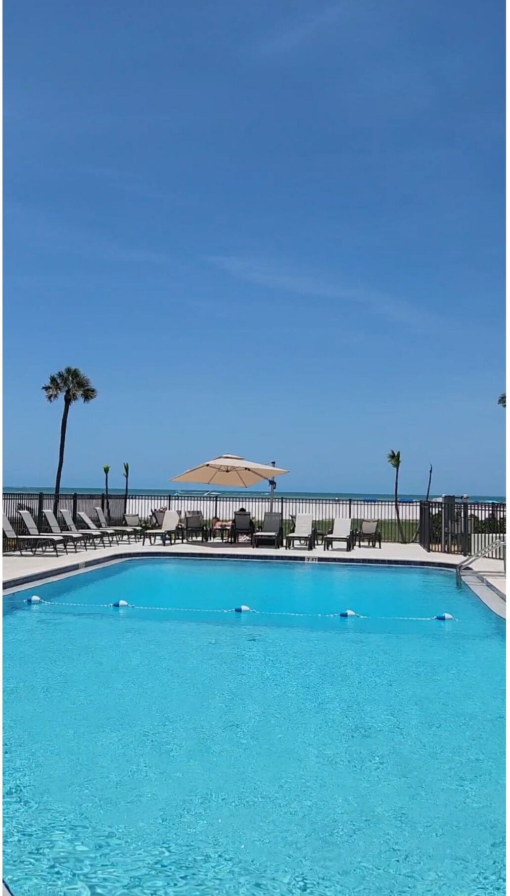 Una piscina al aire libre, una piscina climatizada