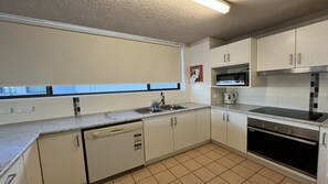 Microwave, oven, stovetop, dishwasher - Oceanic Apartments U7 Central Beach Escape (KINGS BEACH)