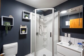 Habitación (Paringa Queen) | Baño | Regadera, amenidades de baño de diseñador, secadora de cabello, batas 