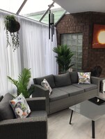 华丽套房 (Moreaki Queen) | 起居区 | 34-英寸电视（配备有线频道）