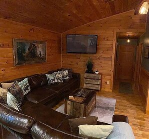 تلفزيون ذكي، مدفأة، ألعاب فيديو، مشغل دي في دي