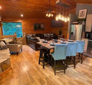 Smart TV, fireplace, video games, foosball - Rally Point, Creekside retreat in the Smokies` (Sevierville)