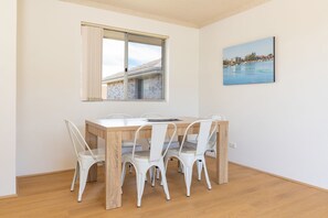 Apartment | In-room dining - Camelot 14 (Forster)